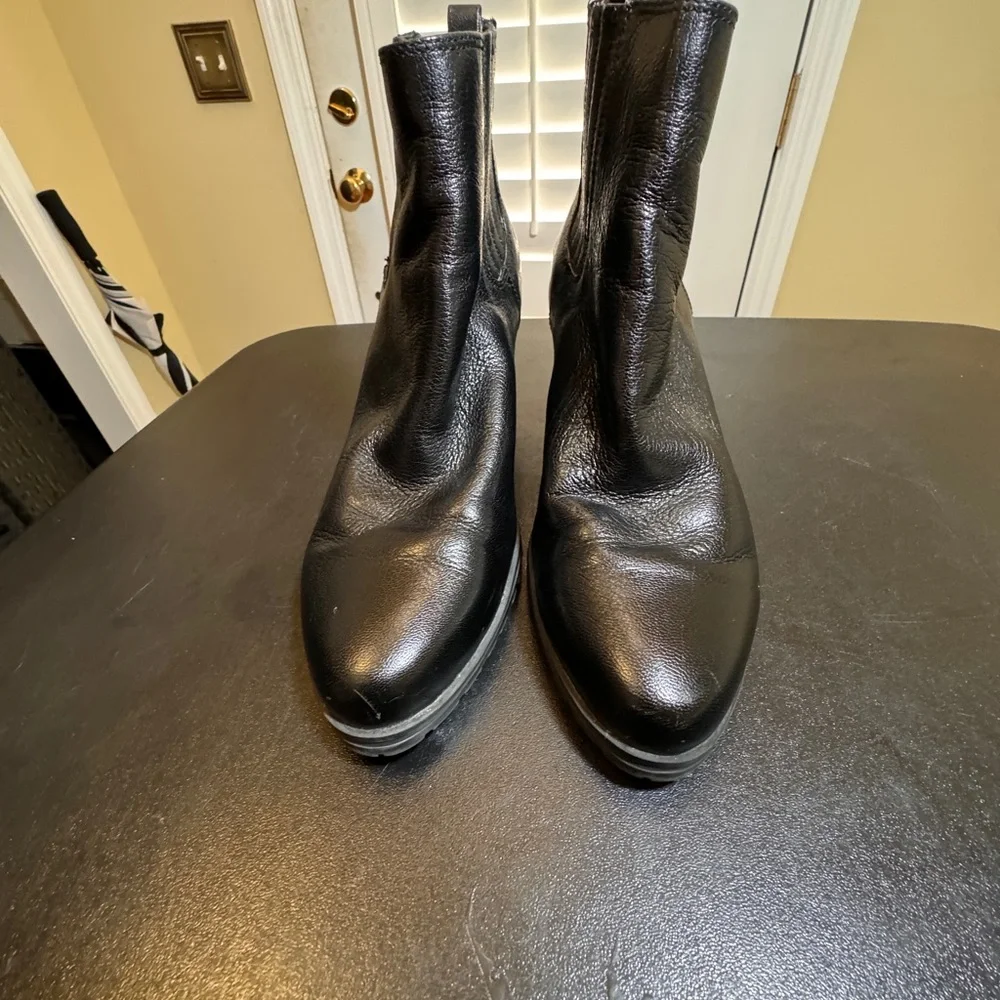 Ellen Tracy size 8.5 black Terence wedge leather boot